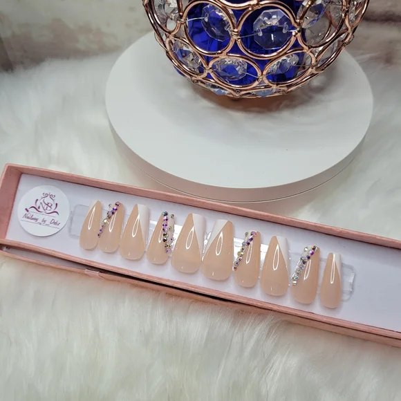 Press-on-nails - Picture 2 of 3